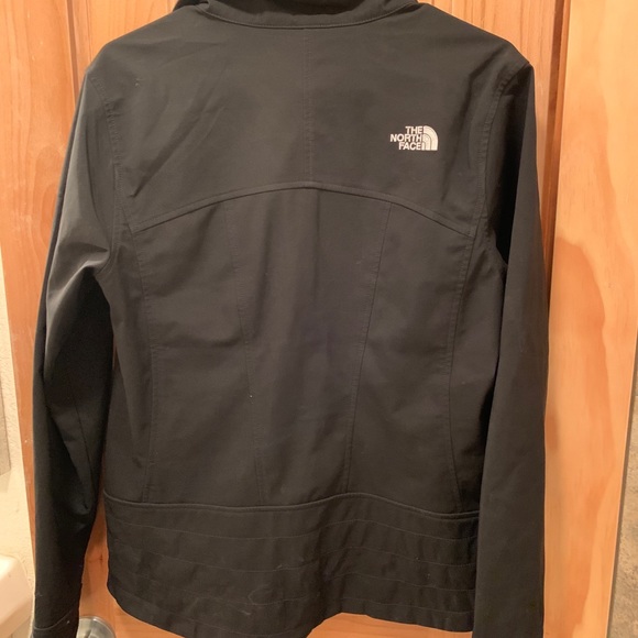 The North Face wind shell - Picture 2 of 2